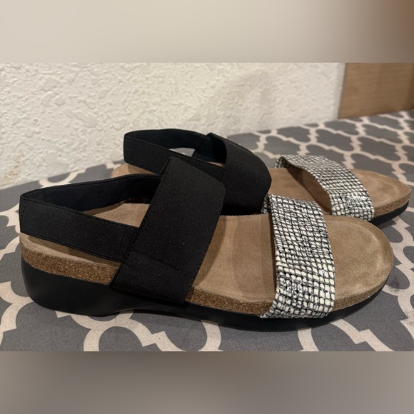 Munro ‘Pisces’ Sandal Size 8 M.  WHITE/ BLACK FABRIC COMBO - Picture 1 of 4